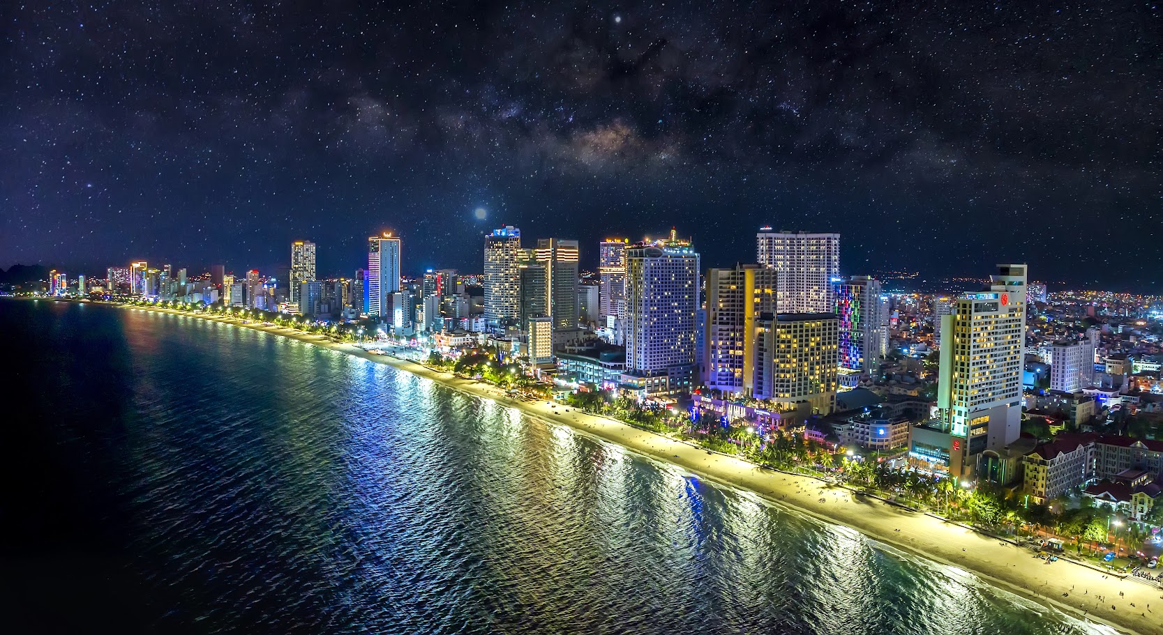 Bãi biển Trần Phú dài 6km là trái tim của Nha Trang