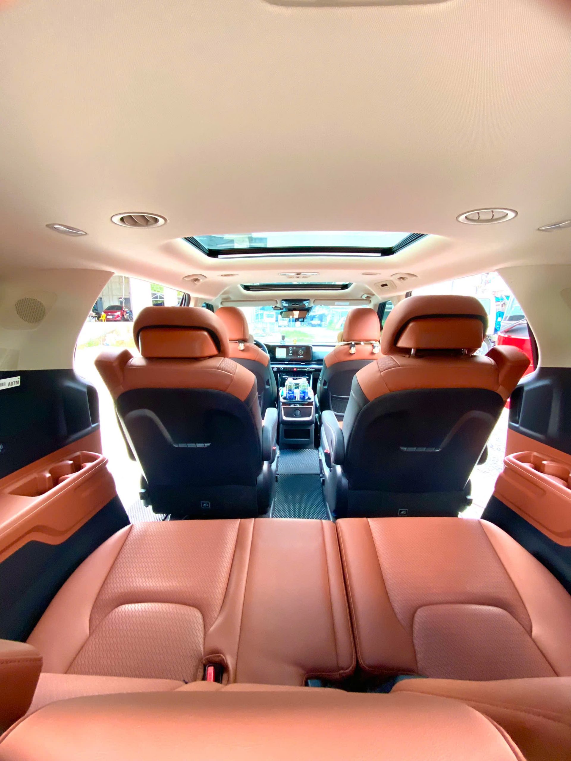 Thuê xe Kia Carnival có tài xế TPHCM với tông màu nội thất chủ đạo đỏ vang sang trọng