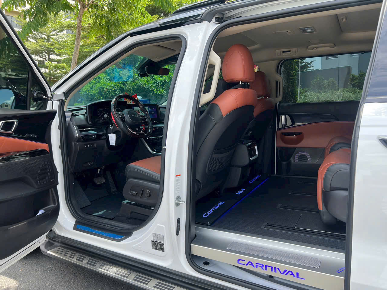bên trong nội thất xe Kia Carnival TPHCM rộng rải và thoải mái