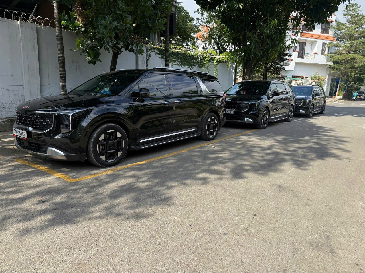 Thuê Xe Kia Carnival Tại TPHCM Có Tài Xế - xe đời mới ,rộng rãi, sang trọng